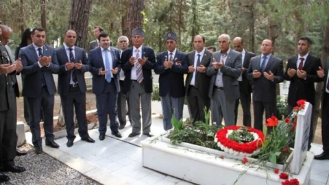 Başkan Yücel Şehit Mezarlığını Ziyaret Etti