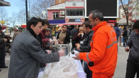 Alaplı Ülkü Ocakları 200 Kişiye Ekmek Ve Hoşaf Dağıttı