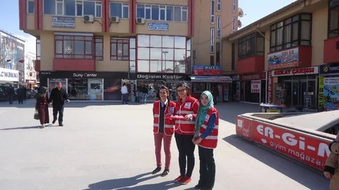 Kızılay Çanakkale Şehitleri Günü Nedeniyle Lokum Dağıttı