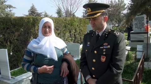 Şehit Annesinin Mezar İsyanı