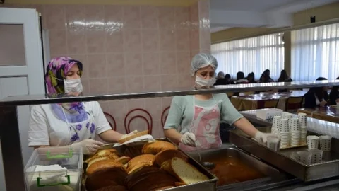 Liseli Öğrencilere Yemekte Somon Ekmek Ve Hoşaf Verildi