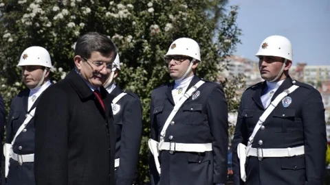 Başbakan Davutoğlu Çanakkale Valiliğini Ziyaret Etti