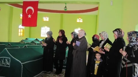 Hisarcık AK Parti Kadın Kollarından Şehit Mezarlarına Anlamlı Ziyaret