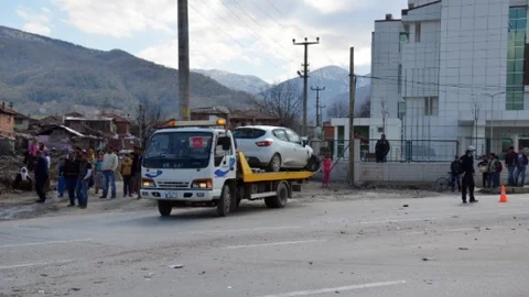 Kamyonet İle Otomobil Çarpıştı 1 Yaralı