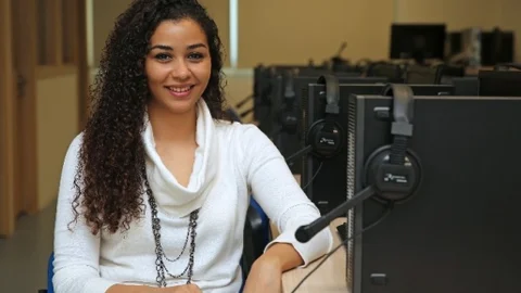 23 Yıla İki Diploma Dört Yabancı Dili Sığdırdı