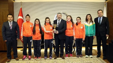 Kupa Başkan Çelik'e Takdim Edildi