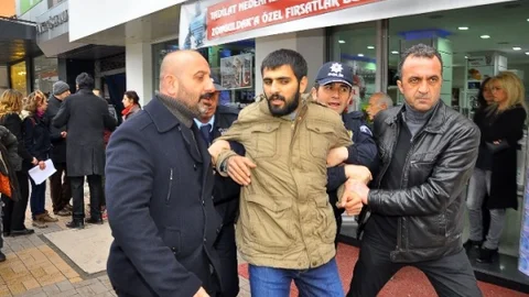 AK Parti Binasına Attıkları Yumurta İş Yerine İsabet Eden Öğrenciler Gözaltına Alındı