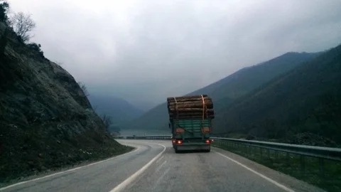 Tomruk Yüklü Kamyonlar Tehlike Saçıyor