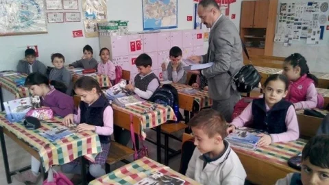 Add Öğrencilere Kitap Dağıttı