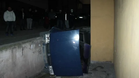 Freni Boşalan Otomobil Apartman Boşluğuna DÜştü