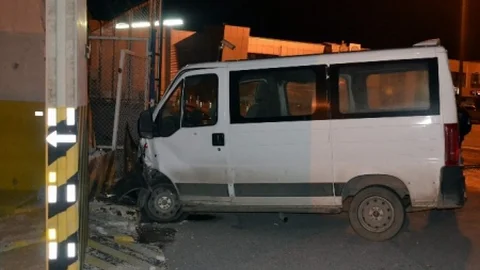 Minibüs Askeri Nizamiye Önündeki Beton Sütunlara Çarptı