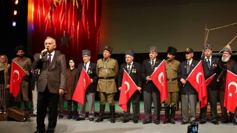 İzmir'de Şu Çılgın Türkler Seyirciyle Buluştu