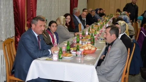 Vali Ve Eşinden Şehit Aileleri İle Gazilere Yemek Verdi