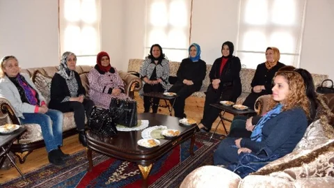 Kadın Platformu Heyeti Hasibe Yazgı'yı Ziyaret Etti