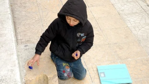 Buz Gibi Kaldırımlarda Küçük Çocukların İçler Acısı Hali