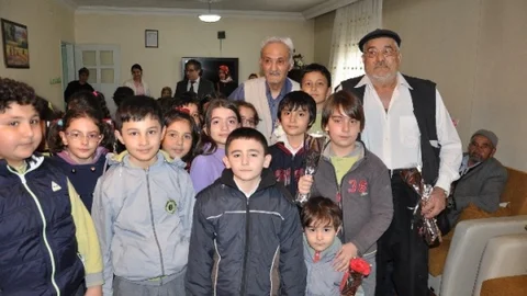 Harçlıklarıyla Huzurevindeki Yaşlılara Elektrikli Süpürge Aldılar