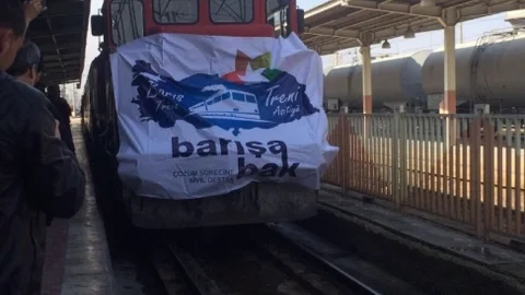 Ak Partili Gençler ‘Barış Treni'ne Anlamlı Ev Sahipliği Yaptı