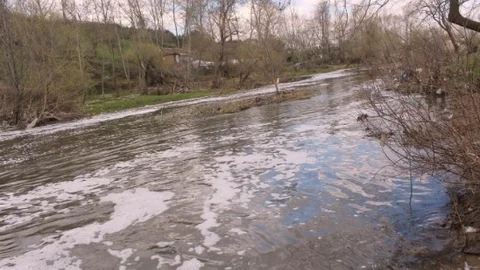 Manyas'taki Dereden Köpük Ve Kızıl Su Akıyor