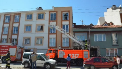 Evde Kilitli Kalan Genç Kızı İtfaiye Kurtardı