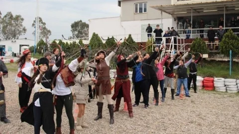 Bursa'da Ok Atmayı Öğrenip İzmir'de Şampiyon Oldular