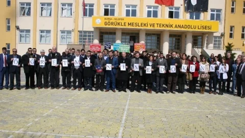 Öfkeli Veli Okul Basıp Öğrenmen Dövdü