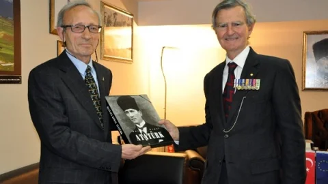 Avusturyalı Tarihçi Atatürk'ün Karşısında Asker Selamı Verdi