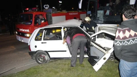 Feci Kazada Otobüsle Çarpışan Otomobil Hurdaya Döndü 1 Ağır Yaralı