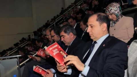 Salondaki Herkes Aynı Kitabı Okudu