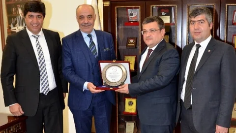 Pasinler Protokolünden Başkan Yücelik'e Plaket