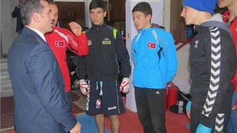 Çebi Seçim Gezilerinde Sporcuları Önemsiyor