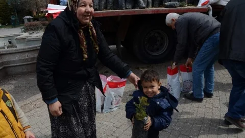 Orman Bölge Müdürlüğü Cami Önünde Vatandaşlara 4 Bin 800 Adet Sedir Fidan Dağıttı