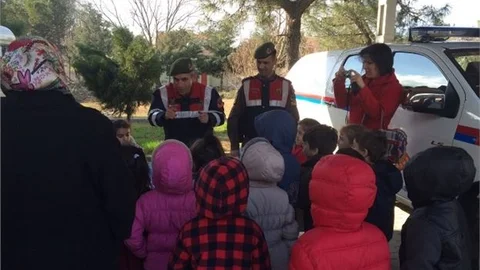 Minik Öğrenciler Jandarmanın Tatbikatlarına Katılıp Trafik Kurallarını Öğrendi