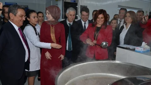 Kuşadası'nda Yemek Fabrikası Açıldı