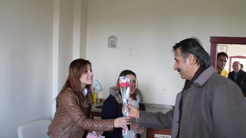 Aksoy Sağlık Çalışanlarına Karanfil Dağıttı