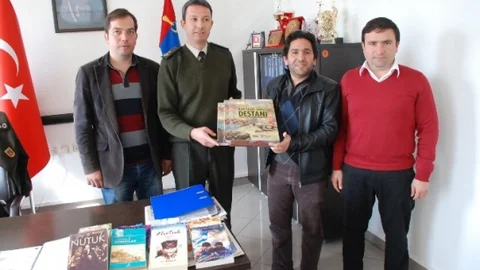 Didim 75 Gençlik'ten Jandarmaya Kitap Bağışı