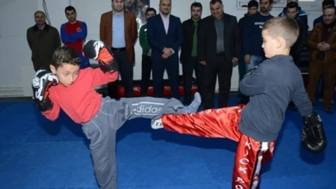 Başkan Eroğlu Minik Sporcu İle Kick Boks Yaptı