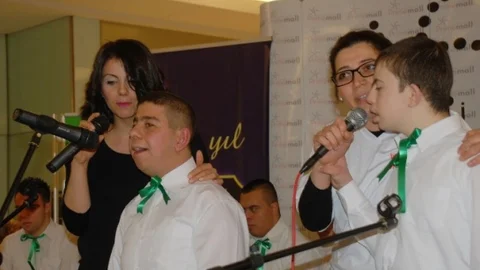 Down Sendromlu Çocuklar Söyledikleri Şarkılar İle İlgi Odağı Oldu