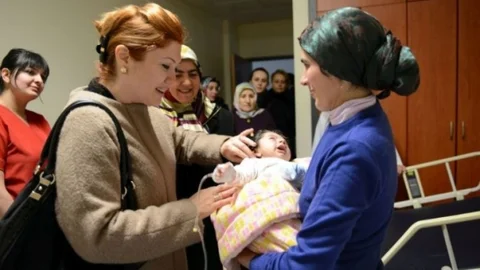 Vali Deniz'in Eşi Olcay Deniz Devlet Hastanesinde Yatan Yaşlı Ve Çocuk Hastaları Ziyaret Etti