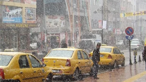 Van'da Kar Yağışı