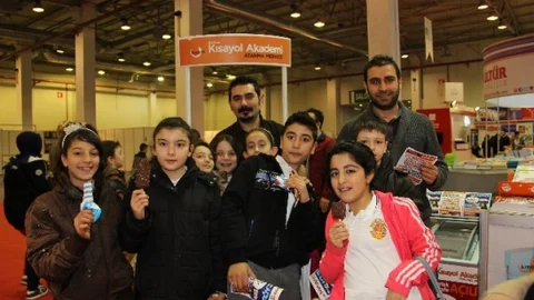 (Özel Haber) Kitap Kurtlarına Dondurma Jesti