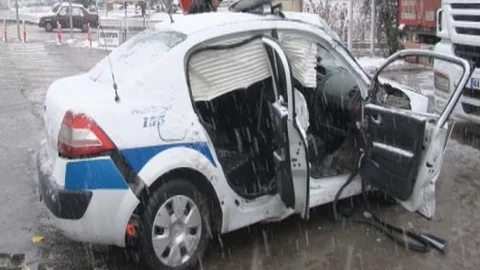 Malatya'da Trafik Ekibinin Aracı Minibüsle Çarpıştı