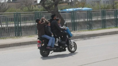 2 Kişilik Motosiklette 5 Kişi