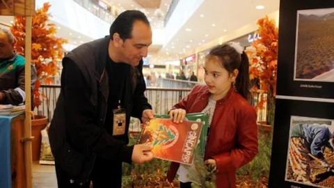 İzmir Optimum'da Dağıtılan 5 Bin Fidan Kısa Sürede Tükendi