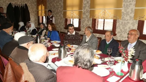 Vali Düzgün Yaşlılar İle Bir Araya Geldi