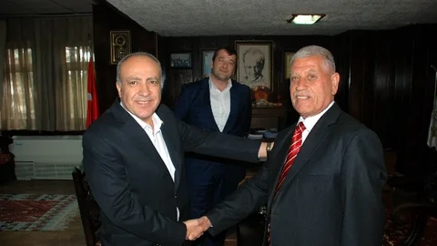 Dr. Nihat Özkan'dan Süryani Başkana Hayırlı Olsun Ziyareti