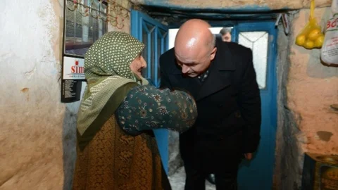 ''bizim Oğlan Gavur Oldu Beni Unuttu'' Diyen Saime Nineyi Ali Korkut Unutmadı''