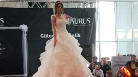Chloe Loughnan Ankara'da Gelinlik Giydi