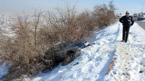 Kadın Sürücü Ve Kızını Uçuruma DÜşmekten Ağaçlar Kurtardı