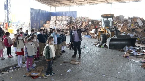 Öğrenciler Muratpaşa Belediyesi Geri Dönüşüm Tesisini İnceledi