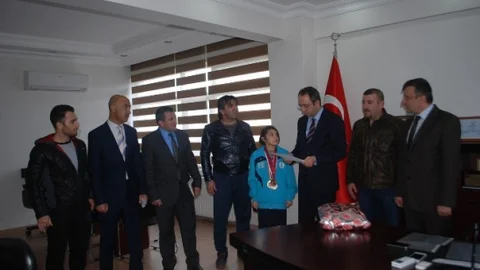 Çerkezköy Kaymakamı'ndan 'altın Kız'a Övgü